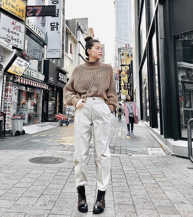 Áo len cổ lọ thống trị sàn diễn đường phố của sao Việt tuần qua ảnh 1