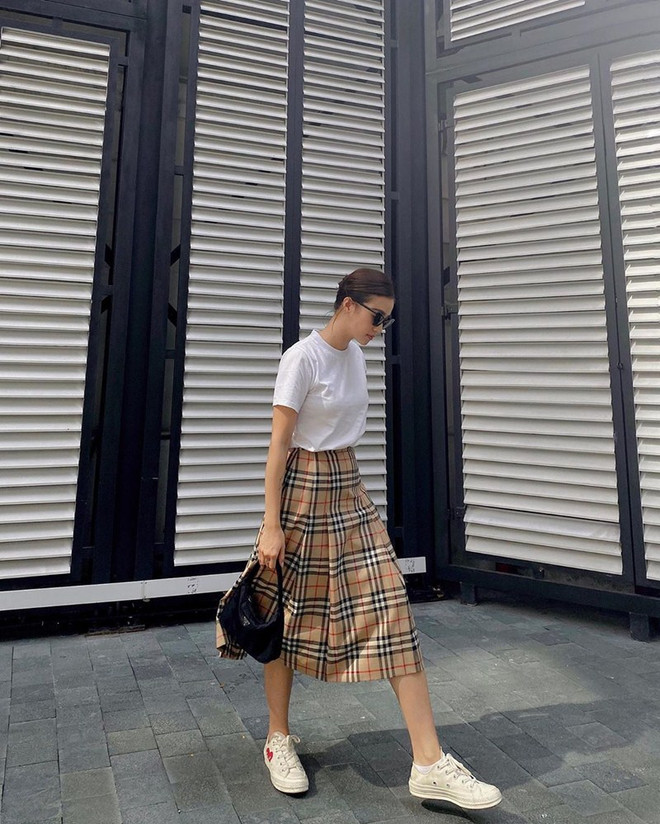 Áo len cổ lọ thống trị sàn diễn đường phố của sao Việt tuần qua ảnh 17