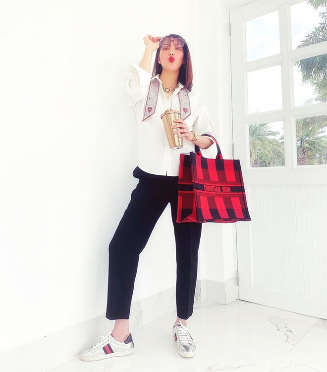 Áo len cổ lọ thống trị sàn diễn đường phố của sao Việt tuần qua ảnh 14