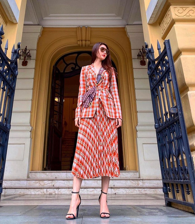 Áo len cổ lọ thống trị sàn diễn đường phố của sao Việt tuần qua ảnh 7