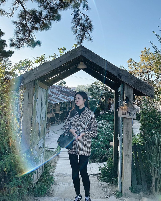 Áo len cổ lọ thống trị sàn diễn đường phố của sao Việt tuần qua ảnh 24