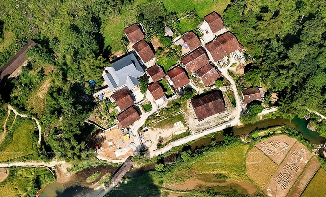 Bản có 14 căn nhà sàn bằng đá trải rộng khoảng 10.000m2. (Ảnh: Công Đạt/Báo Ảnh Việt Nam) Khuổi Ky - nét cổ kính, nhuốm màu huyền thoại của vùng đất biên cương ảnh 2