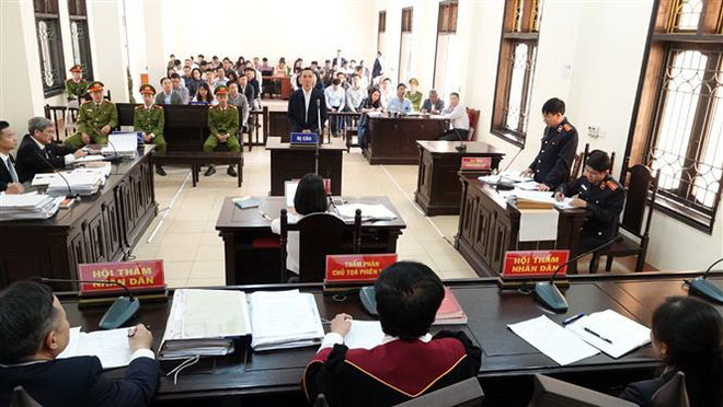 Toàn cảnh phiên tòa xét xử sơ thầm bị cáo Đặng Anh Tuấn. (Ảnh: Trung Kiên/TTXVN) Vụ đánh bạc nghìn tỷ: Hoãn phiên tòa vì ông Trương Minh Tuấn vắng mặt ảnh 3