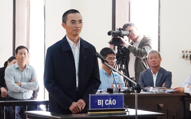 Bị cáo Đặng Anh Tuấn tại tòa. (Ảnh: Trung Kiên/TTXVN) Vụ đánh bạc nghìn tỷ: Hoãn phiên tòa vì ông Trương Minh Tuấn vắng mặt ảnh 2