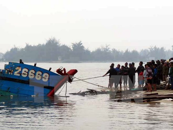 Quảng Ngãi: Cứu hộ kịp thời tàu câu mực bị chìm và 32 lao động ảnh 1