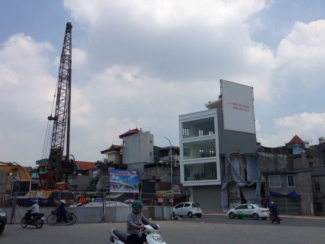 [Video] Hà Nội: Kỳ lạ cột điện "mọc" xuyên vào nhà 4 tầng ảnh 1