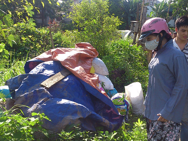 Một công ty dược đổ lén hàng chục bao tải thuốc hỏng ra đồng hoang ảnh 3