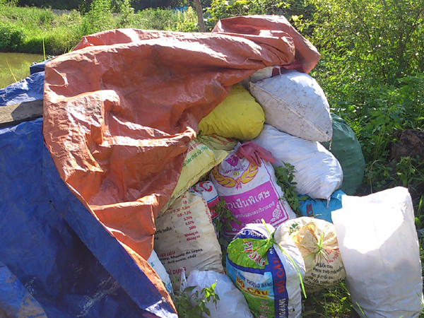 Một công ty dược đổ lén hàng chục bao tải thuốc hỏng ra đồng hoang ảnh 2