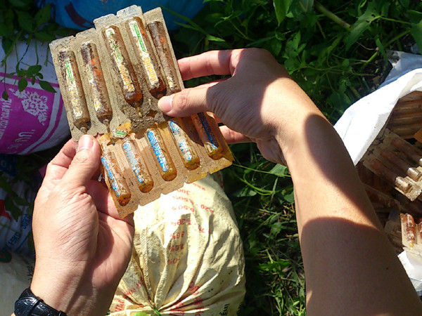 Một công ty dược đổ lén hàng chục bao tải thuốc hỏng ra đồng hoang ảnh 1