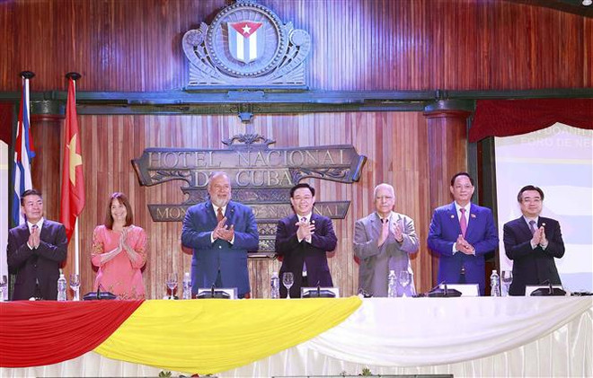 Chủ tịch Quốc hội Vương Đình Huệ và Thủ tướng Cộng hòa Cuba Manuel Marrero Cruz dự Diễn đàn thương mại và đầu tư Việt Nam-Cuba. (Ảnh: Doãn Tấn/TTXVN) Truyền thông Argentina nêu ý nghĩa chuyến thăm của Chủ tịch Quốc hội ảnh 2