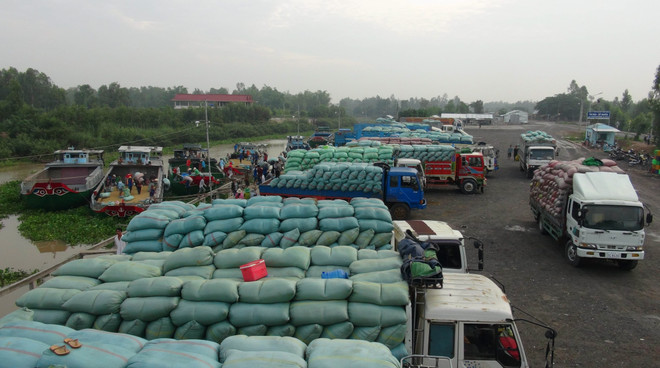 Hàng hóa thông quan qua cửa khẩu Lào Cai vẫn gặp khó khăn ảnh 1