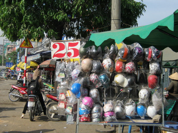 Mũ bảo hiểm “rởm” vẫn được bày bán công khai tại TP. HCM ảnh 1