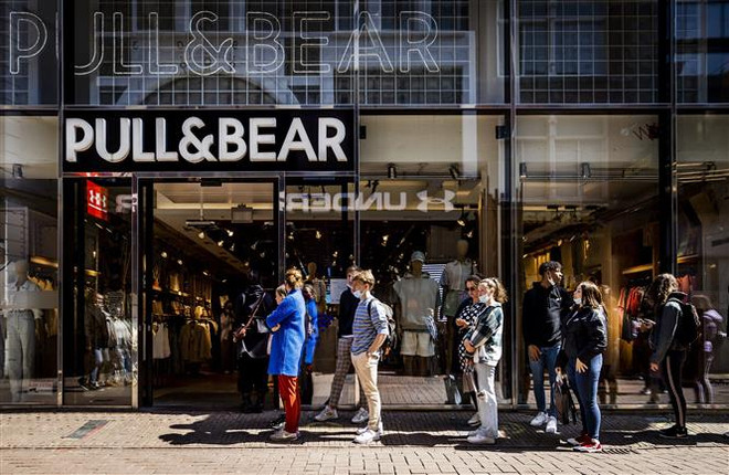 Các nước châu Âu tăng cường biện pháp ngăn chặn làn sóng dịch mới ảnh 2