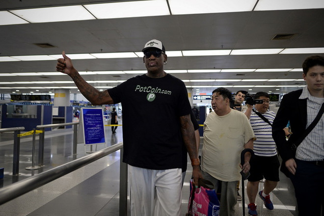 Cựu ngôi sao bóng rổ Mỹ Dennis Rodman chuẩn bị làm thủ tục lên máy bay tới Triều Tiên tại sân bay quốc tế Bắc Kinh, Trung Quốc ngày 13/6. (Nguồn: AFP/TTXVN) Cựu siêu sao bóng rổ Mỹ Dennis Rodman đến Triều Tiên ảnh 1