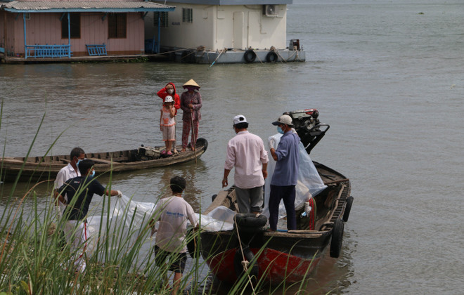 Tìm thấy thi thể 2 mẹ con trong vụ sà lan đâm tàu chở đá trên sông Hậu ảnh 1
