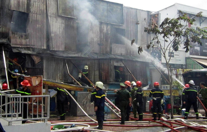 Cháy lớn Thành phố Hồ Chí Minh thiêu rụi hơn 10 phòng trọ, quán ăn ảnh 1