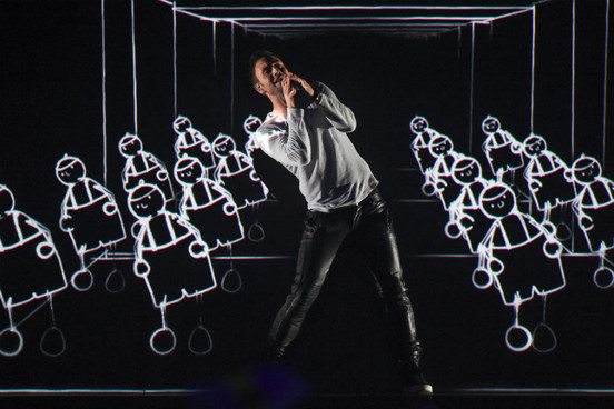 Ca sỹ Thụy Điển sững sờ vì đoạt giải nhất cuộc thi hát Eurovision ảnh 1