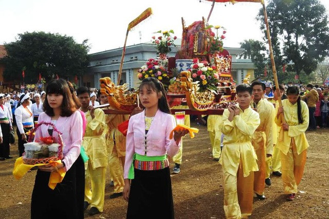 Các nam thanh nữ tú được phân công khiêng kiệu trong lễ hội Khai Hạ. (Nguồn: dantri) Hòa Bình có thêm hai Di sản Văn hóa Phi vật thể Quốc gia ảnh 1