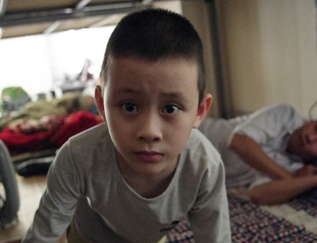 Hà Nội: Cảnh sát phát hiện bé trai 5 tuổi nghi tự kỷ đi lạc ảnh 1