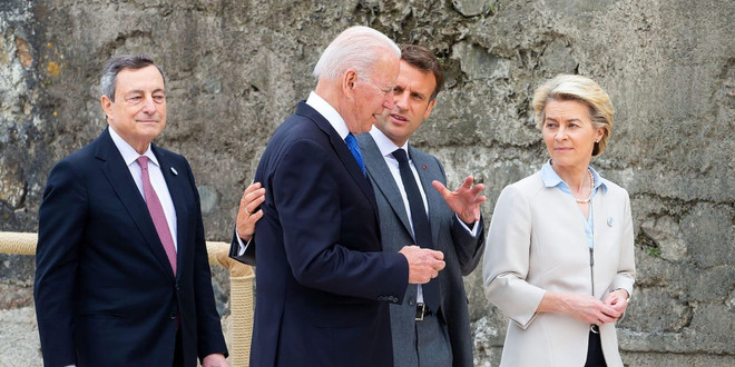 Tổng thống Biden và lãnh đạo Pháp, EU. (Nguồn: AFP) EU và Mỹ tiếp tục tạm ngừng áp thuế liên quan tranh cãi Airbus-Boeing ảnh 1