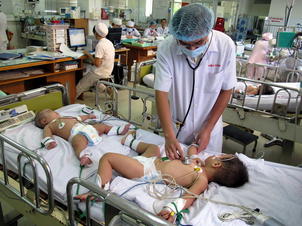 Điều trị cho trẻ bị tay chân miệng. (Ảnh: Phương Vy/TTXVN) Bệnh tay chân miệng tăng mạnh tại Đồng bằng sông Cửu Long ảnh 1