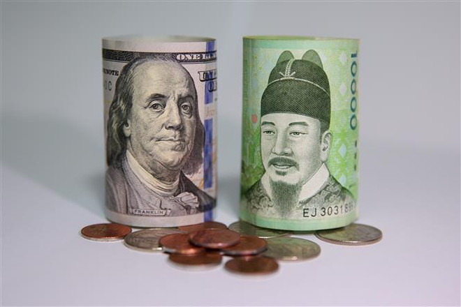 Đồng won Hàn Quốc (phải) và đồng USD tại Seoul, Hàn Quốc. (Ảnh: THX/TTXVN) Đầu tư trực tiếp ra nước ngoài của Hàn Quốc giảm ba quý liên tiếp ảnh 1