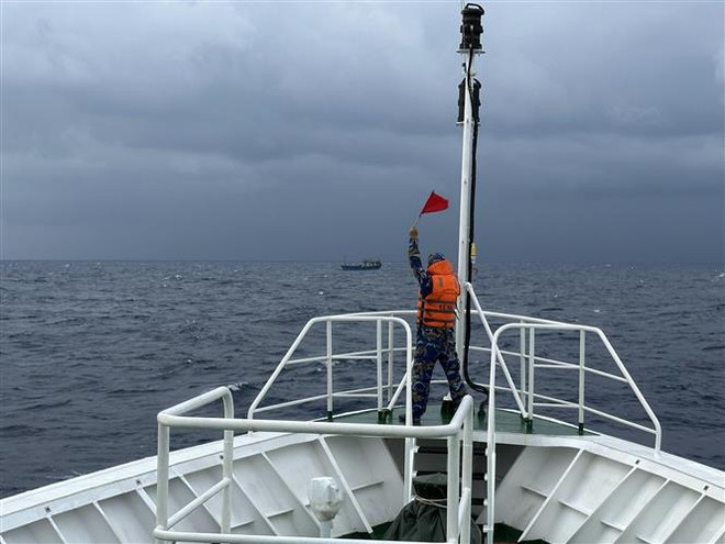 Vùng 4 Hải quân cứu hộ thành công tàu cá gặp nạn trên biển Trường Sa ảnh 1