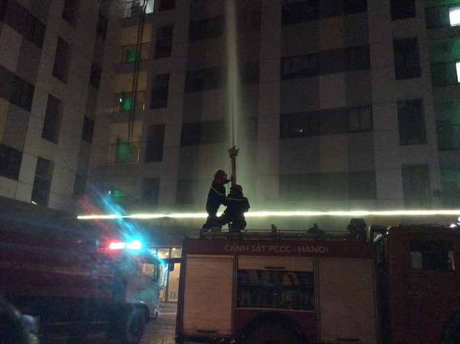 Cháy tại chung cư cao tầng, hàng trăm người bỏ chạy trong đêm ảnh 1