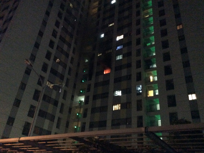 Cháy tại chung cư cao tầng, hàng trăm người bỏ chạy trong đêm ảnh 2