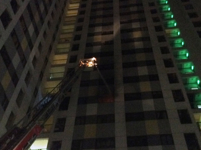 Cháy tại chung cư cao tầng, hàng trăm người bỏ chạy trong đêm ảnh 3