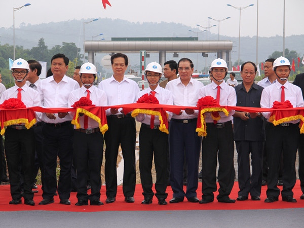 Thủ tướng phát lệnh thông xe đường cao tốc dài nhất Việt Nam ảnh 1
