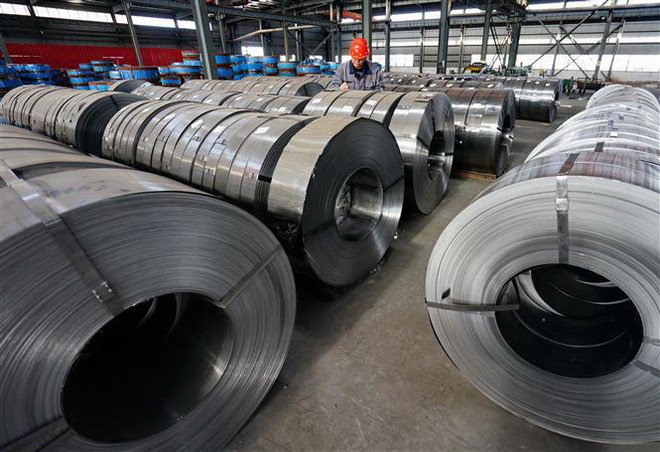 Công nhân làm việc tại một nhà máy thép ở tỉnh Hà Bắc, Trung Quốc. (Ảnh: THX/TTXVN) Trung Quốc sẵn sàng cho cuộc chiến thương mại kéo dài với Mỹ ảnh 1