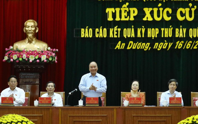 Thủ tướng Nguyễn Xuân Phúc và các đại biểu tại buổi tiếp xúc cử tri. (Ảnh: Thống Nhất/TTXVN) Thủ tướng: Chỗ nào người dân được hưởng lợi nhiều nhất thì đầu tư ảnh 1
