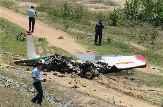 Một phần xác máy bay rơi, có dấu hiệu bị cháy. (Ảnh: Phan Sáu, Tiên Minh/TTXVN) Lễ viếng, truy điệu 2 phi công hy sinh khi làm nhiệm vụ huấn luyện bay ảnh 1