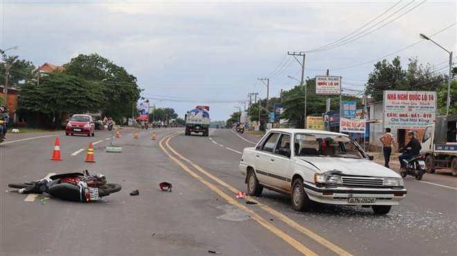 Lái xe ngược chiều do say xỉn và tự tông vào ôtô, một người nguy kịch ảnh 1