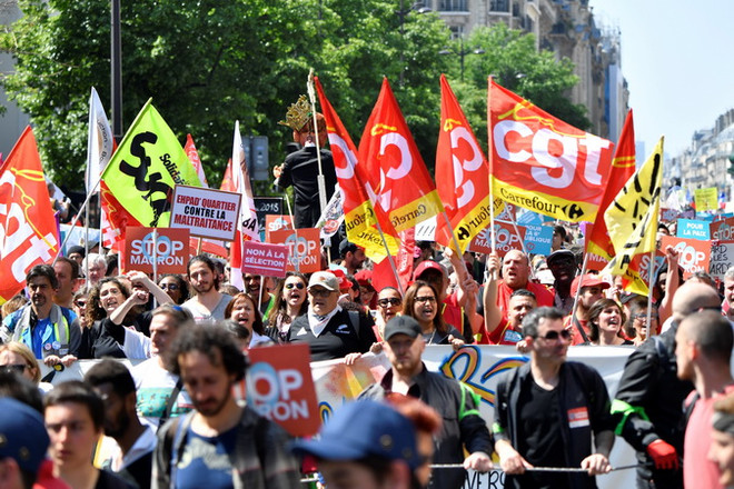 Cảnh sát Pháp bắt 8 đối tượng mang dao và bình xịt đi biểu tình ảnh 1