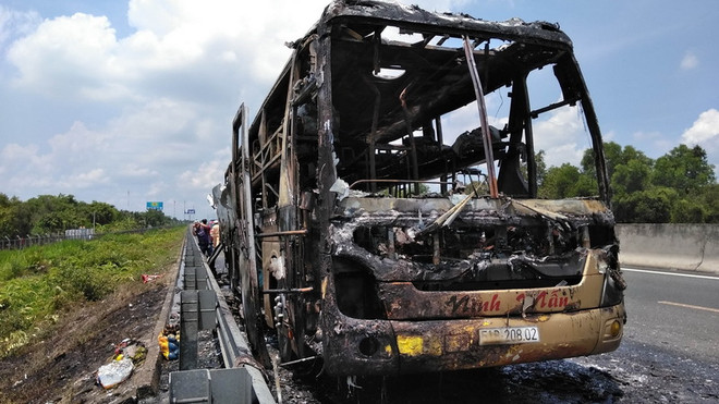 Một xe khách bị thiêu rụi trên cao tốc Trung Lương-TP. HCM ảnh 1