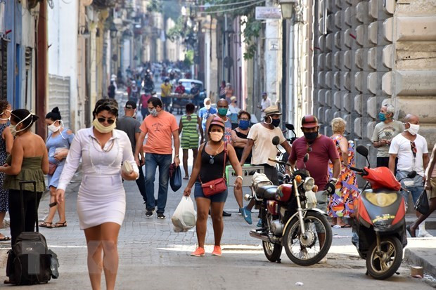 Người dân mua sắm trên một tuyến phố ở La Habana, Cuba. (Ảnh: AFP/TTXVN) Cuba đã cấp phép hoạt động cho hàng nghìn doanh nghiệp tư nhân ảnh 1