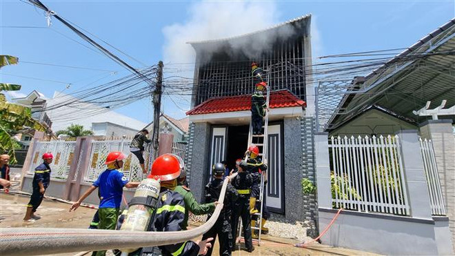 Ninh Thuận: Nỗ lực dập lửa, cứu người tại nhà ở kết hợp làm kho ảnh 1