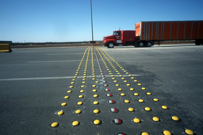 Giải cứu nhóm người nhập cư trái phép bị nhốt trong toa xe ảnh 1