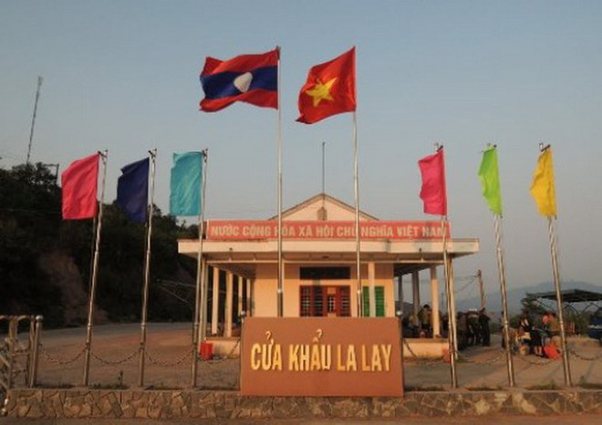 Quảng Trị: Hàng trăm xe gỗ chờ hạ tải ở cửa khẩu quốc tế La Lay ảnh 1