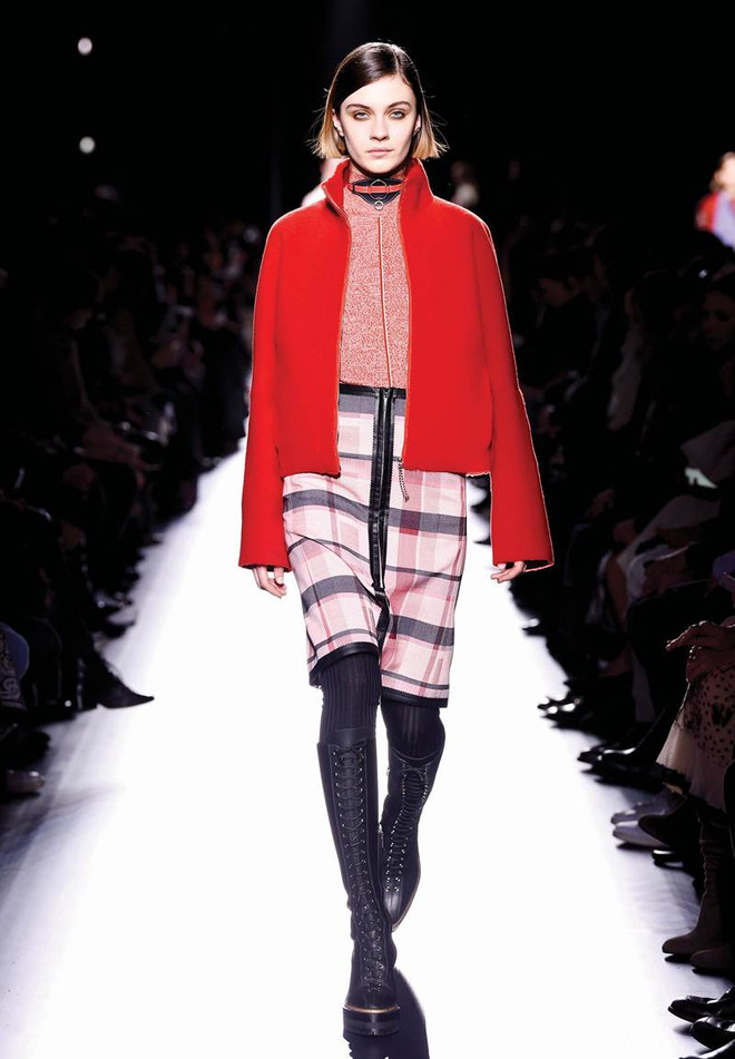 Muôn vàn sắc thái đỏ khi trời se lạnh của các thương hiệu hàng đầu ảnh 3