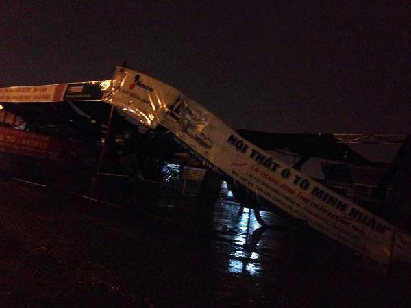 Biển hiệu cũng bị gió giật tung Hà Nội: Mưa lớn kèm giông "hạ gục" nhiều cây xanh, biển quảng cáo ảnh 5
