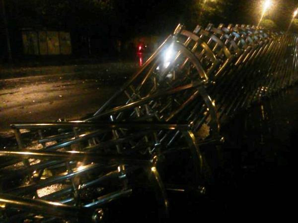 Dải phân cách mềm cũng bị gió thổi xô lệch Hà Nội: Mưa lớn kèm giông "hạ gục" nhiều cây xanh, biển quảng cáo ảnh 3
