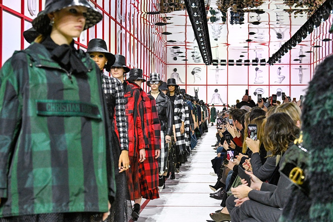 Đại dịch COVID-19 khiến các bữa tiệc thời trang bị hủy hoặc hoãn ảnh 7