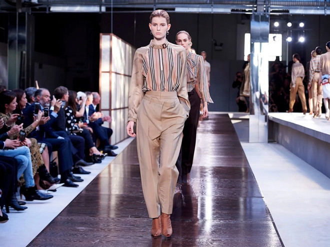 Đại dịch COVID-19 khiến các bữa tiệc thời trang bị hủy hoặc hoãn ảnh 8