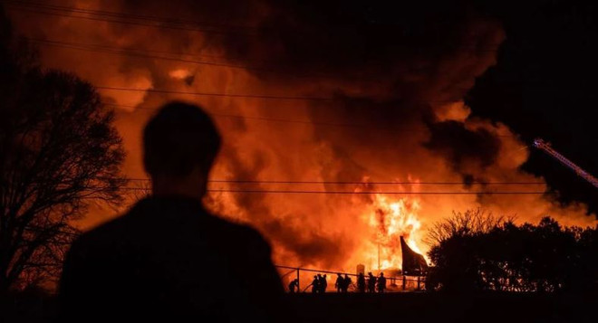 Mỹ sơ tán hơn 6.000 người dân do cháy nhà máy phân bón ảnh 1