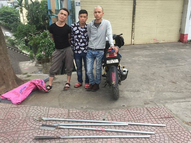 Hà Nội: Khống chế 3 đối tượng mang theo mã tấu để “thị uy” ảnh 1