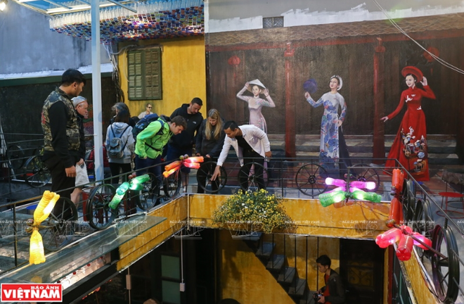 Quán càphê làm bằng vật liệu tái chế trong phố cổ Hà Nội ảnh 8