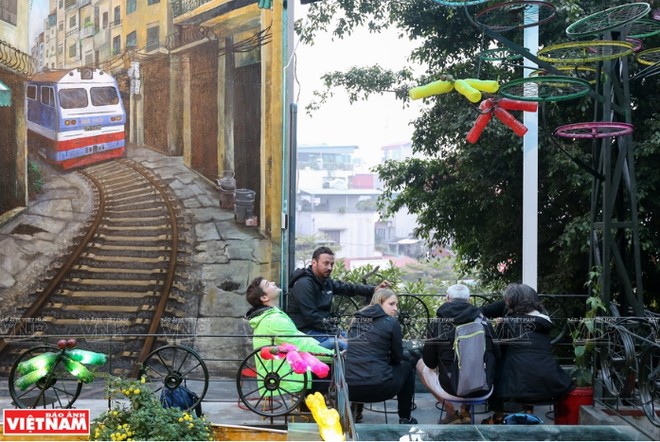 Quán càphê làm bằng vật liệu tái chế trong phố cổ Hà Nội ảnh 10